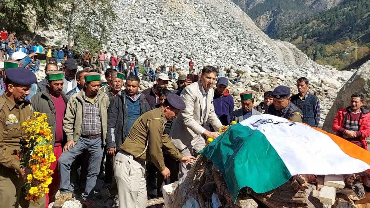 श्याम सरन नेगी को दी गई अंतिम विदाई