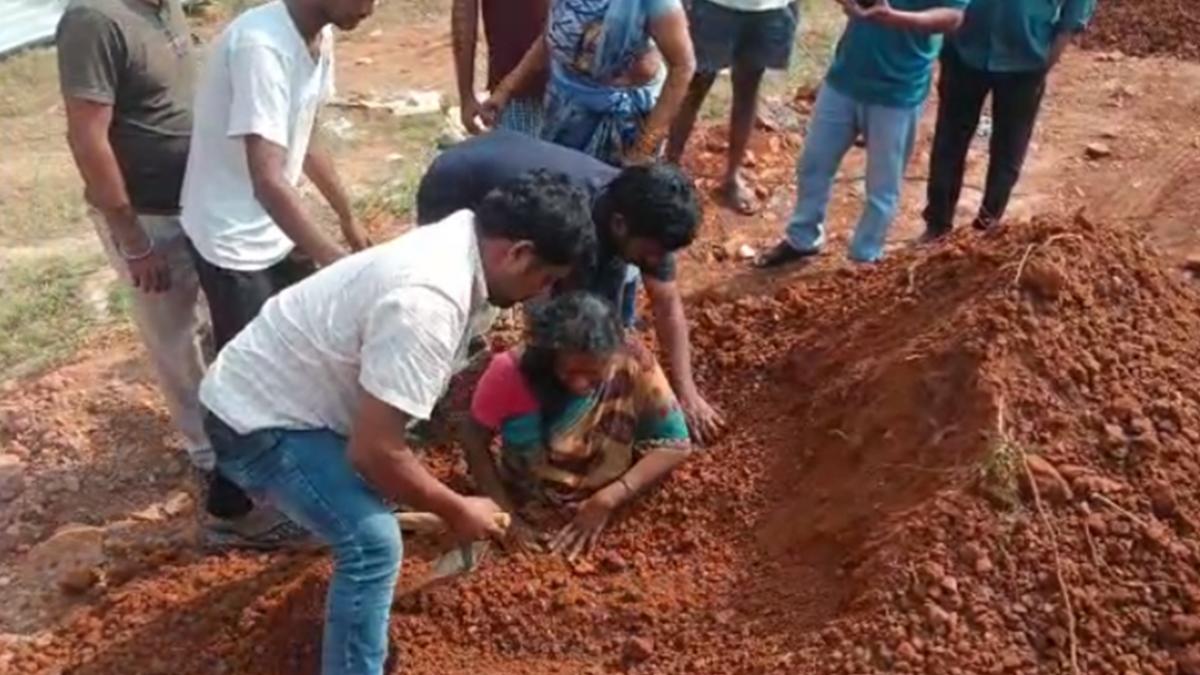 जमीन के विवाद में रिश्तेदार ही महिलाओं को जिंदा दफनाने जा रहे थे.