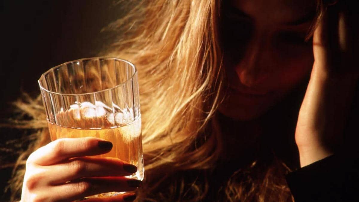 चीन में डिनर पार्टी में महिला ने पी ली इतनी शराब कि उखड़ गई सांस, 3 दोस्तों को… - At a dinner party in China, a woman drank so much alcohol that she lost her breath, 3 friends…