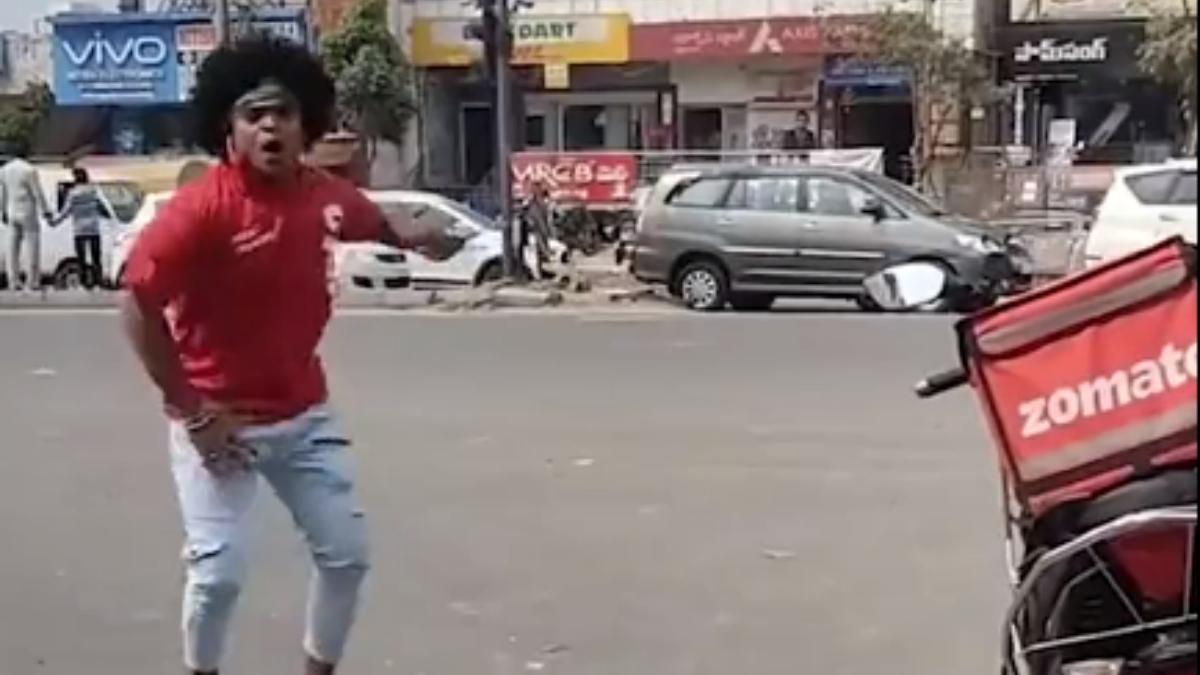जोमैटो के डिलीवरी बाय का डांस वीडियो हुआ वायरल