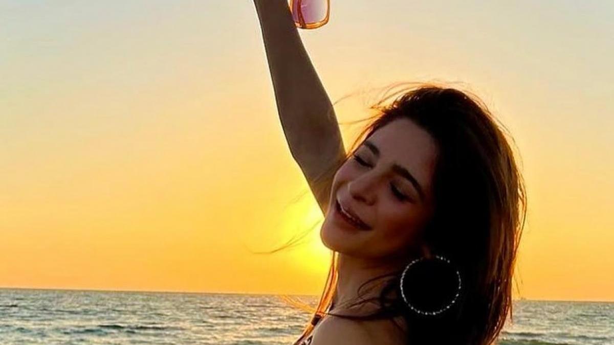 PAK एक्ट्रेस ने समंदर किनारे पहनी बिकिनी, यूजर्स बोले- शर्म करो