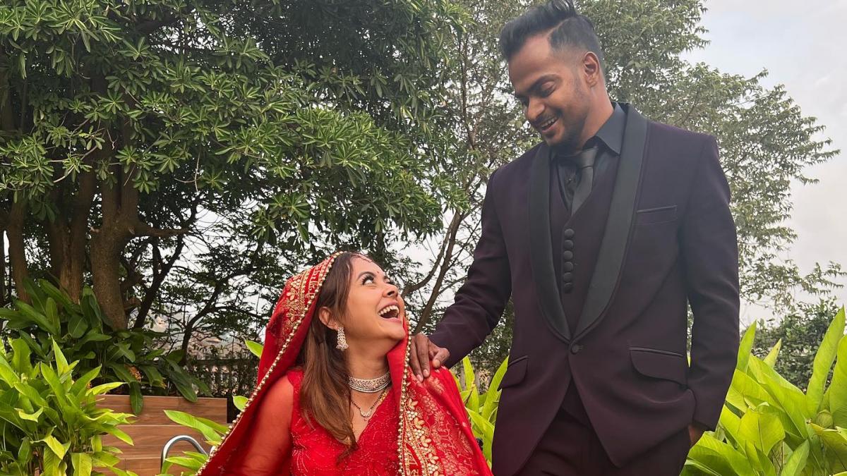 ट्रोलिंग से बेपरवाह देवोलीना भट्टाचार्जी, शहनवाज संग शेयर किया शादी का अनसीन Video, यूजर्स बोले- रसोड़े में जिम ट्रेनर था