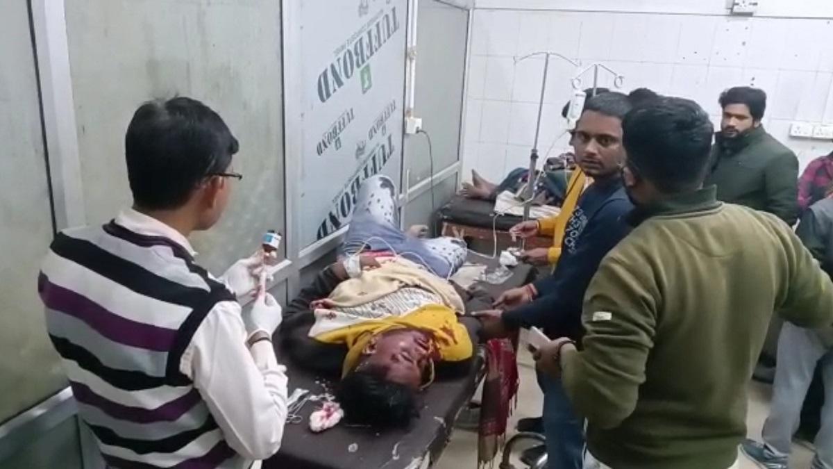 सड़क पर खड़े वाहन से पीछे से जा टकराई तेज रफ्तार बाइक, तीन घायल, एक की हालत गंभीर