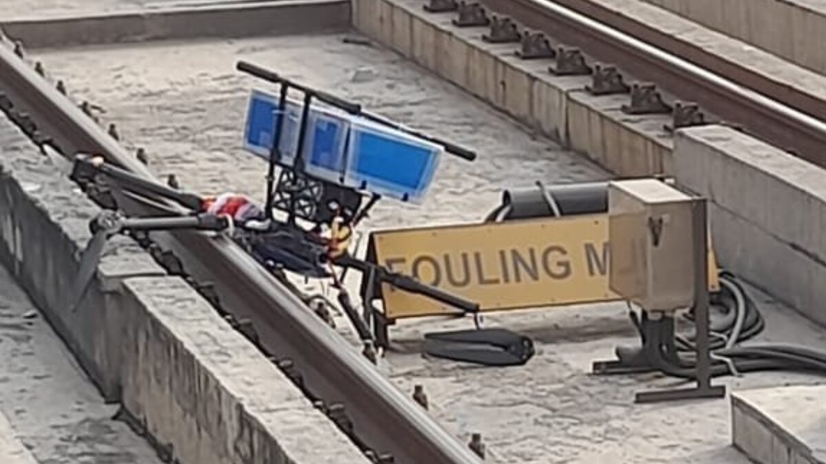 मेट्रो के ट्रैक से पुलिस ने ड्रोन को बरामद कर लिया है.