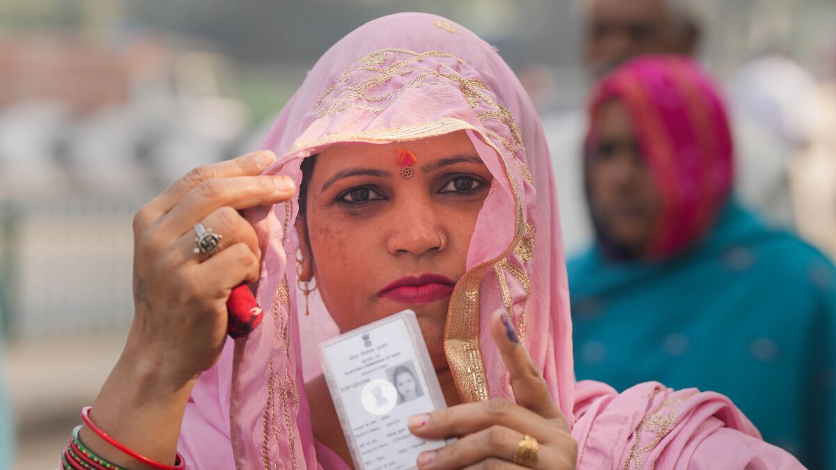 दिल्ली के अरुणा नगर इलाके में वोट डालने के लिए कतार में खड़ी महिला मतदाता. (फोटो-पीटीआई)