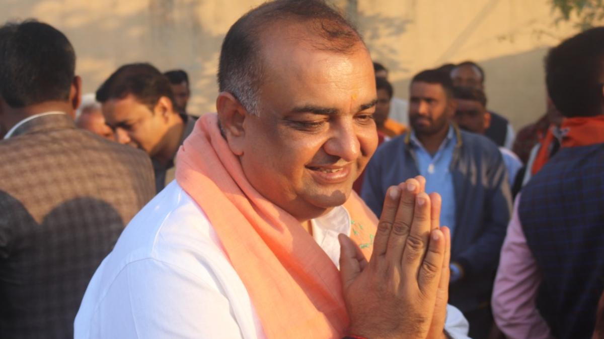 आजम और बेटे पर ताबड़तोड़ केस, फिर रामपुर में 'साइकिल' पंक्चर की... जानें कौन हैं आकाश सक्सेना