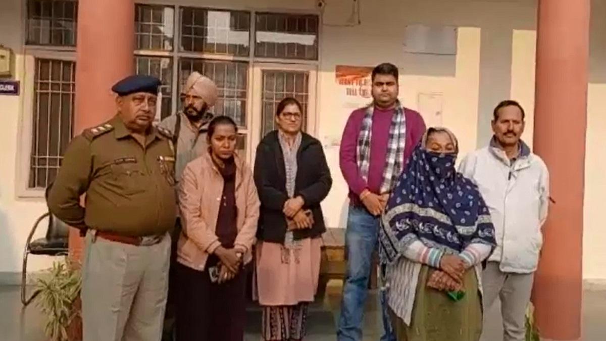 पुलिस की गिरफ्त में आरोपी महिला