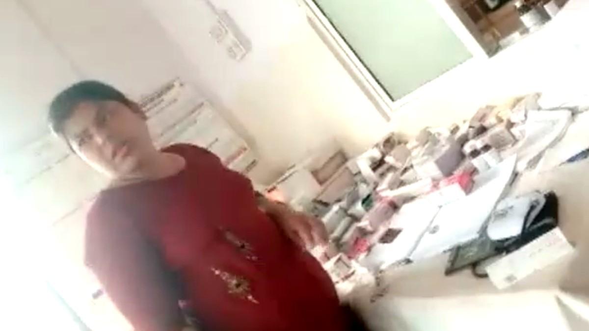 प्रसव कराने के एवज में रुपये लेती एएनएम. 