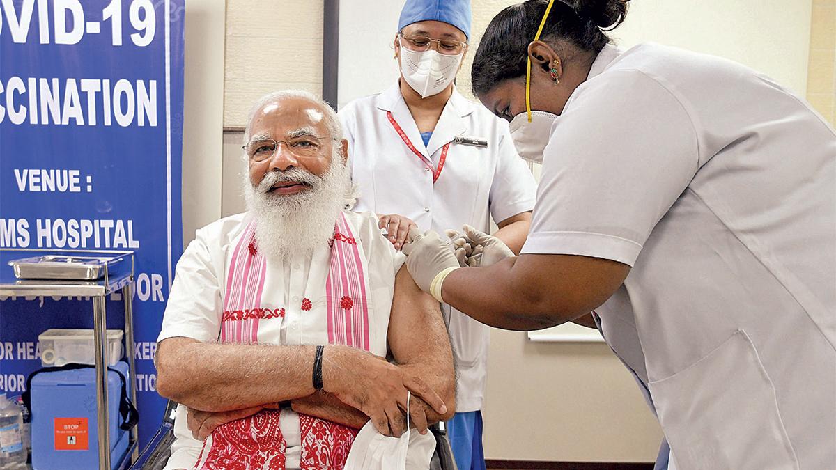 प्रधानमंत्री नरेंद्र मोदी 1 मार्च, 2020 को कोविड टीका लगवाते हुए 