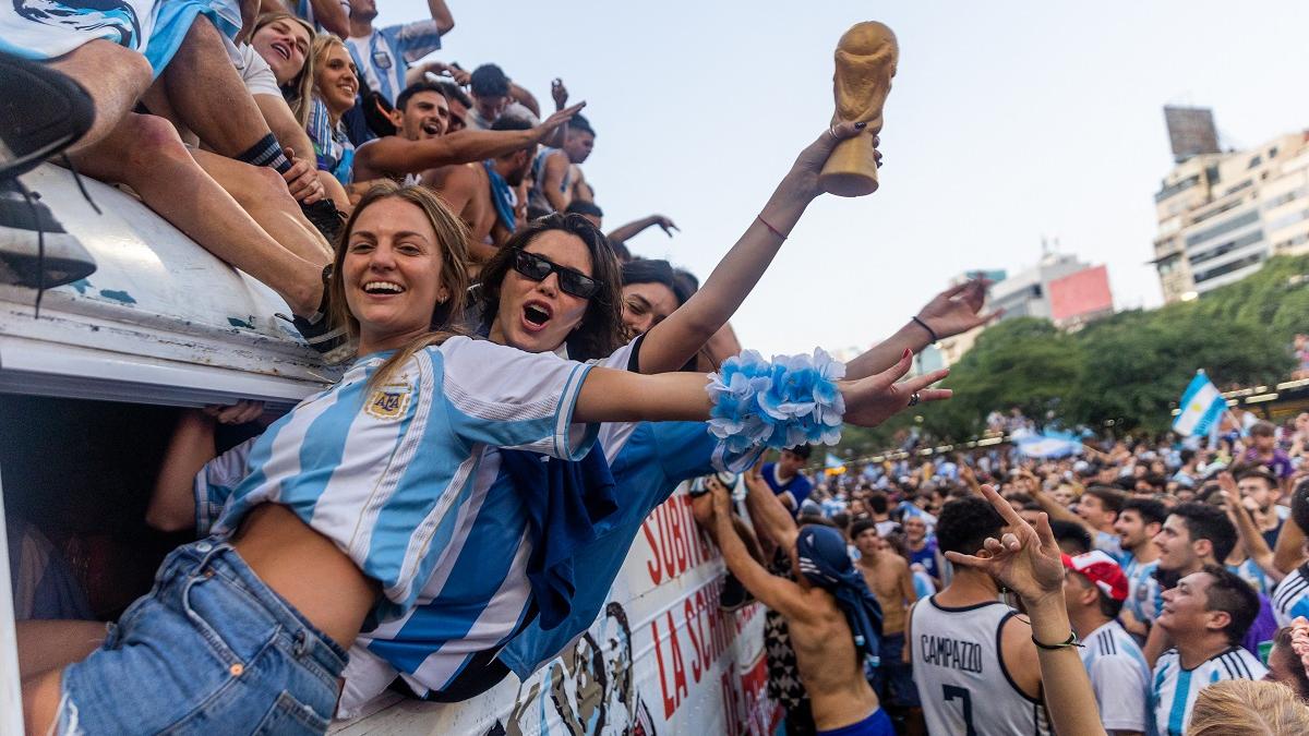 अर्जेंटीना की राजधानी ब्यूनस आयर्स में जश्न मनाते फुटबॉल प्रेमी (फोटो-AFP)