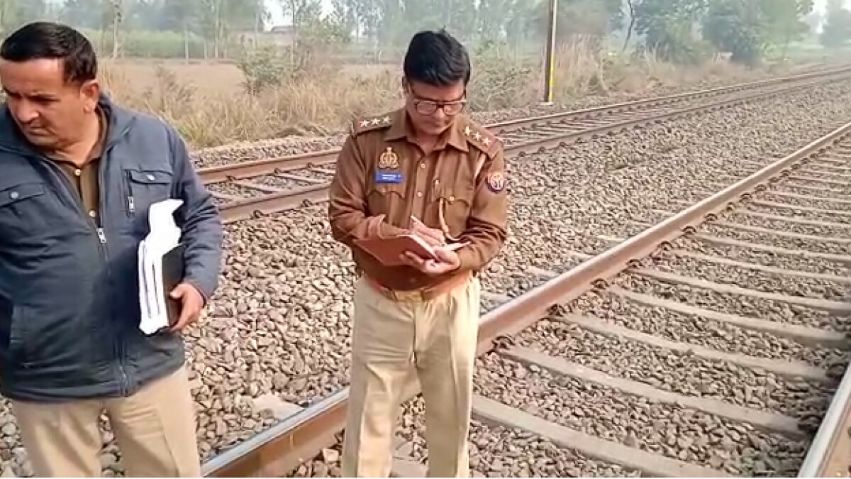 मोबाइल चोर' की बेरहमी से पिटाई, चलती ट्रेन से फेंका नीचे, दूसरी ट्रेन से कटकर मरा - Bareilly Mobile thief brutally thrashed thrown down from moving train death lclv - AajTak