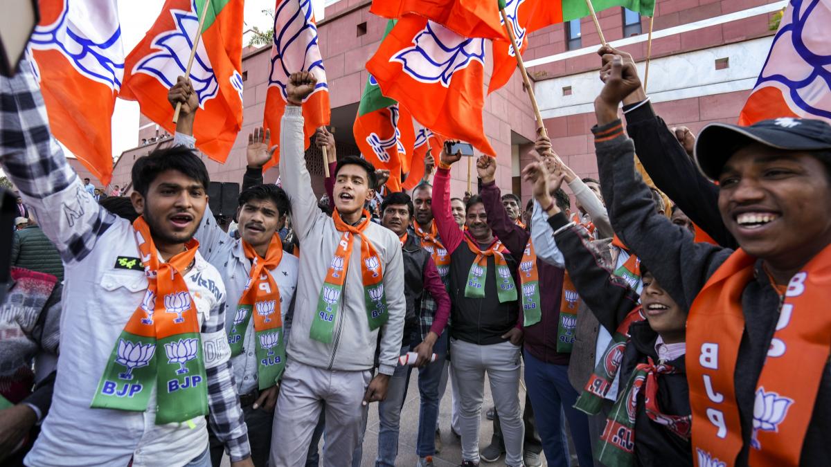 जश्न मनाते बीजेपी कार्यकर्ता