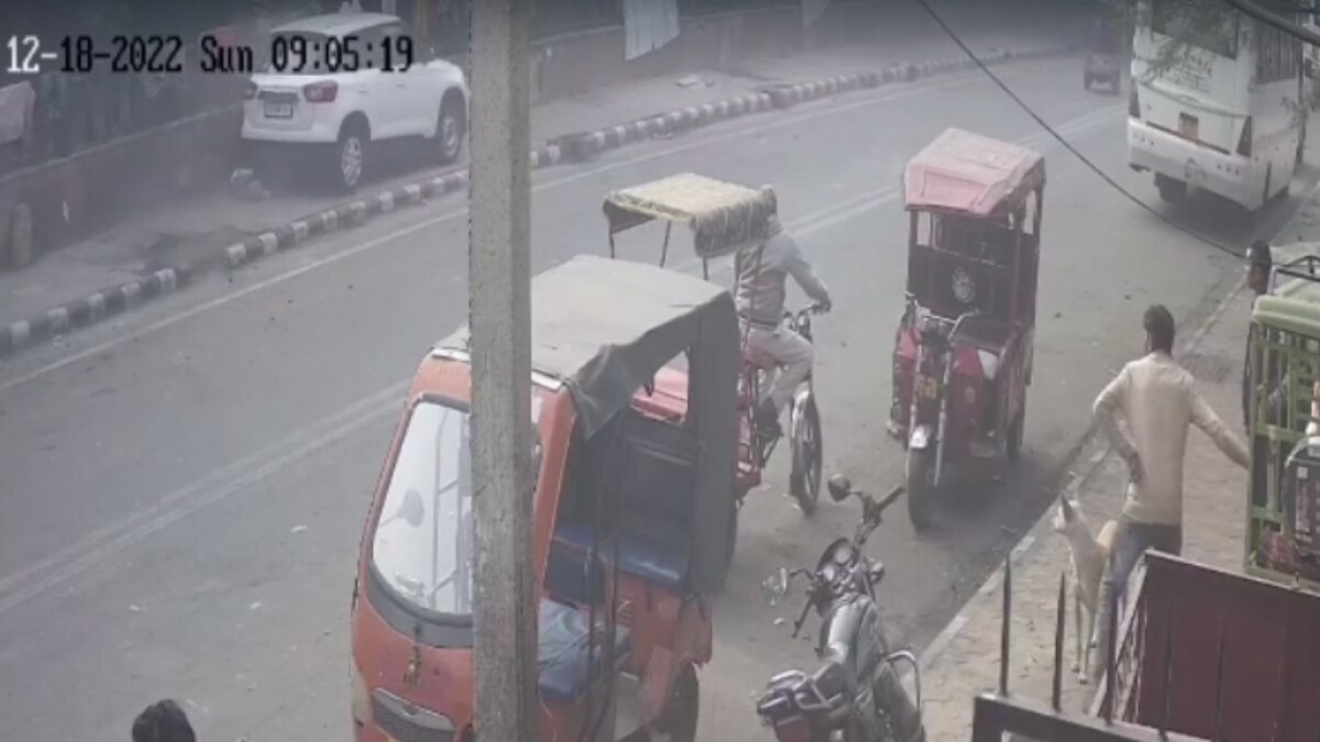 दिल्ली में तेज रफ्तार कार ने 3 बच्चों को कुचला, एक की हालत गंभीर, देखें VIDEO