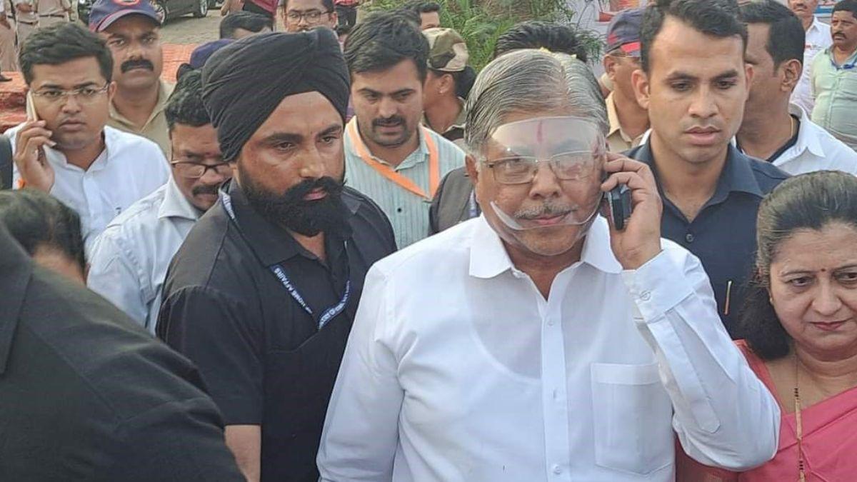 चंद्रकांत पाटिल कार्यक्रम के दौरान फेस शील्ड पहने दिखाई दिए 