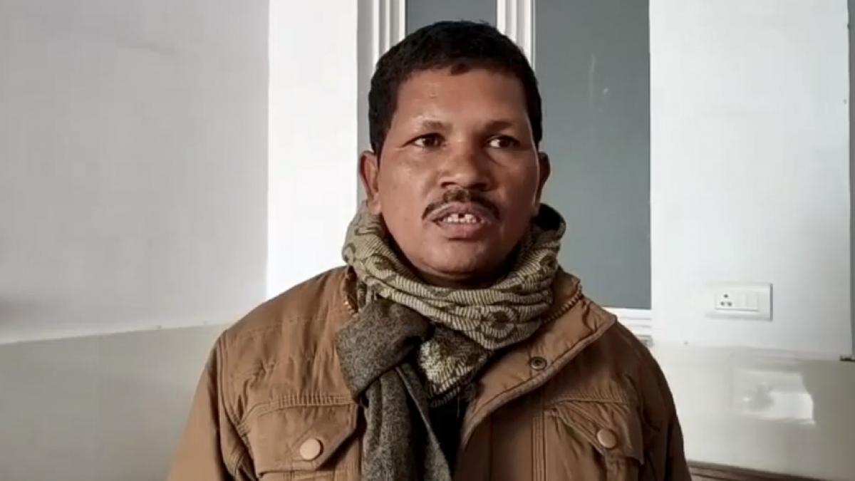 हत्या के आरोपी के भागने की जानकारी देता आरक्षक राजेंद्र मेश्राम. 