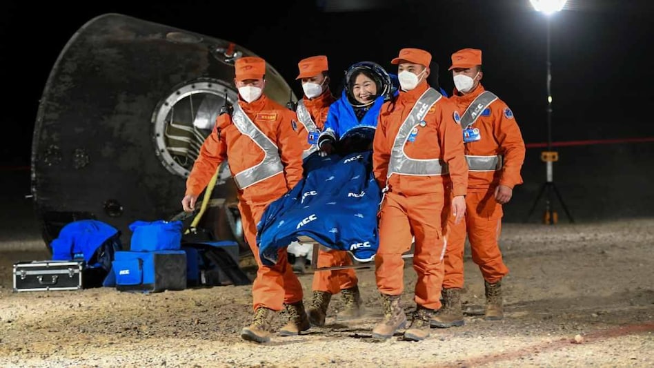 6 महीने अंतरिक्ष में बिताकर वापस लौटे चीनी एस्ट्रोनॉट्स (Photo: AP)