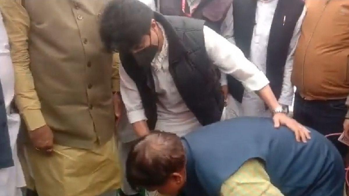 MP: ज्योतिरादित्य सिंधिया ने मंत्री प्रद्युम्न सिंह तोमर को अपने हाथों से पहनाई चप्पल, जानिए क्यों?