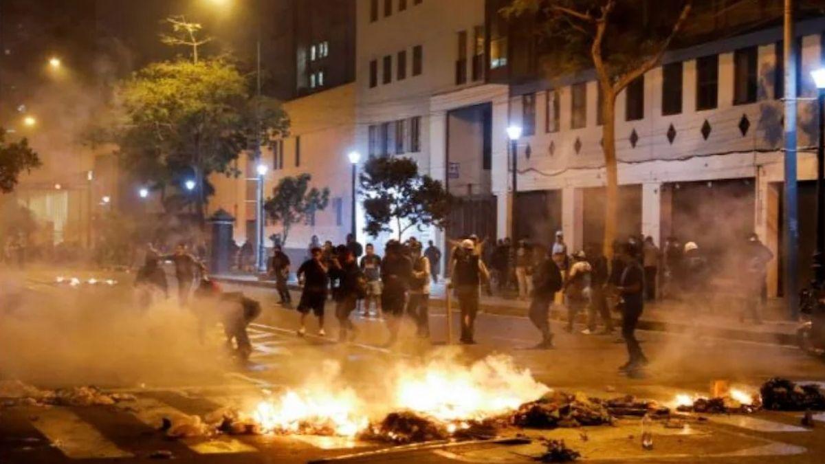 पेरू में फिर सड़कों पर उतरे लोग, उग्र प्रदर्शन जारी, अब तक 16 लोगों की मौत