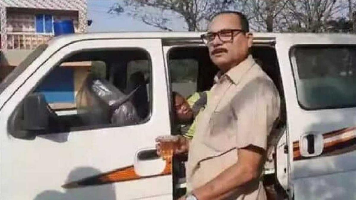 ओडिशा: एंबुलेंस चालक ने सड़क किनारे मरीज के साथ छलकाए जाम, सोशल मीडिया पर वीडियो वायरल