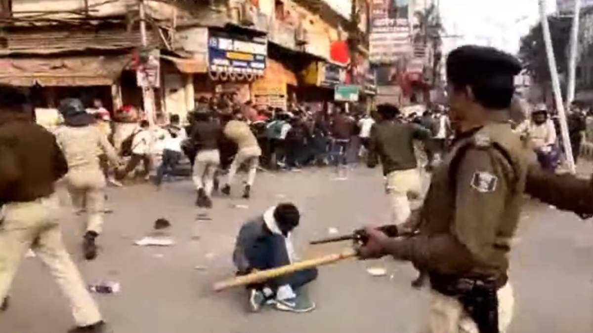 नौकरी मांगने आए CTET, BTET शिक्षक अभ्यर्थियों पर फिर चलीं पटना पुलिस की  लाठियां, देखें वीडियो - CTET BTET Aspriants holds protest Near Assembly  Patna police lathi charge on protesters ...