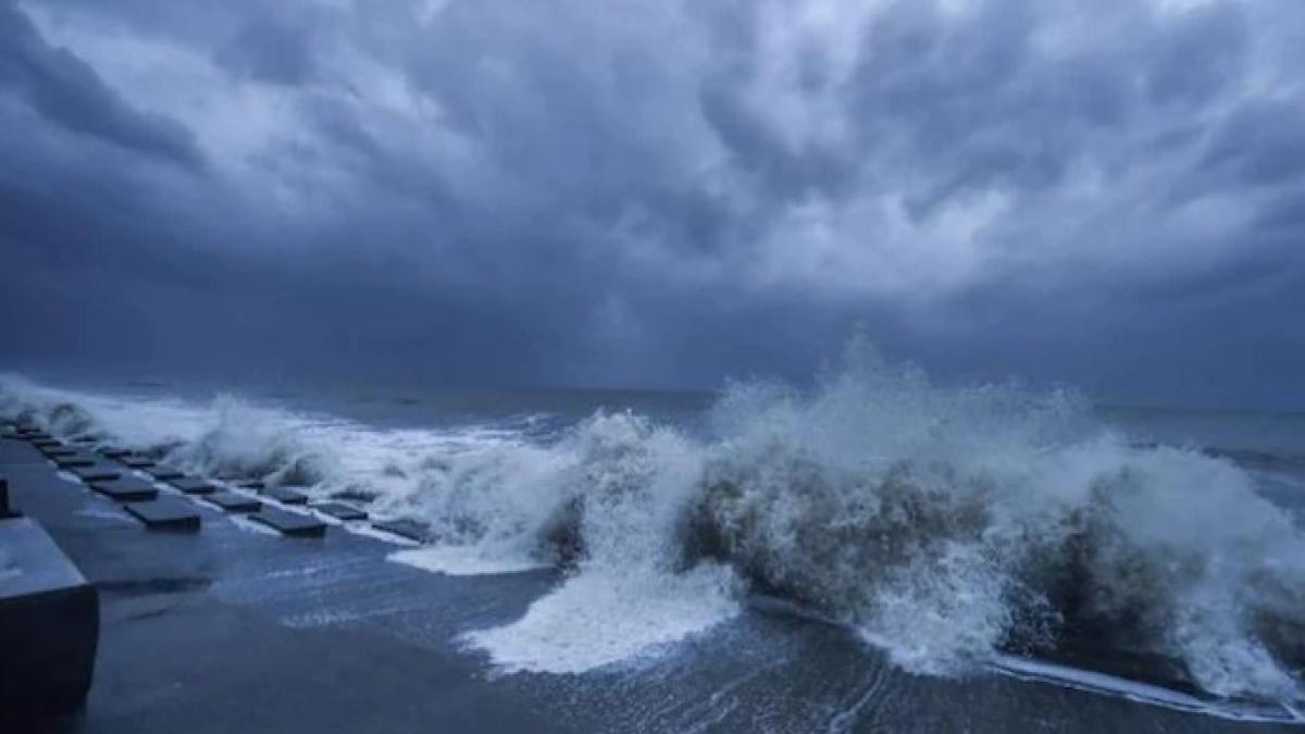 Cyclone Update: बंगाल की खाड़ी में चक्रवाती तूफान की आहट, इन राज्यों में भारी बारिश का अलर्ट, स्कूल बंद