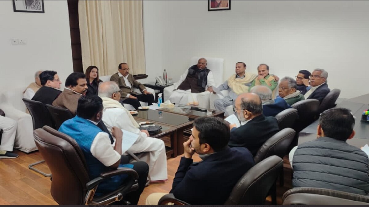 भारत-चीन तनाव पर विपक्ष की बड़ी एकजुटता, खड़गे की मीटिंग में पहुंचे 17 दल, AAP-BRS भी शामिल