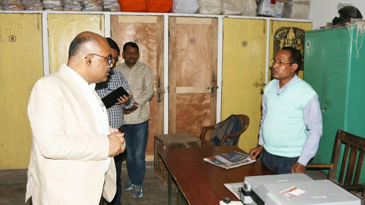 ऑफिस में मूवी देख रहा था बाबू. 