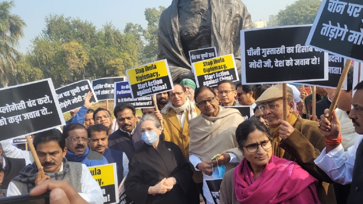 संसद परिसर में विपक्षी दलों के सांसदों का प्रदर्शन (फोटो- एएनआई)