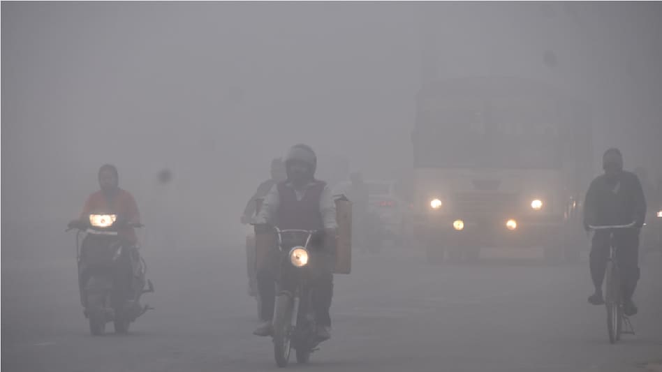 Weather Today: दिल्ली में ठंड का सितम, घने कोहरे में गुम ये 11 राज्य, पंजाब-यूपी समेत इन राज्यों में कोल्ड डे की स्थिति - imd fog alert weather today december 24 up