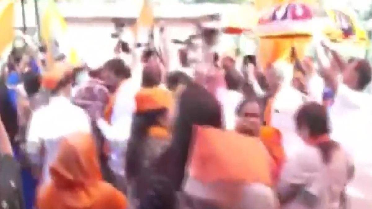 Gandhidham Election Results 2022: गांधीधाम विधानसभा सीट पर BJP आगे, जश्न में डूबे कार्यकर्ता