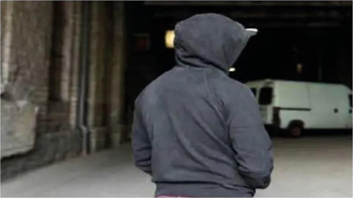 पुलिस कर रही युवक से पूछताछ.