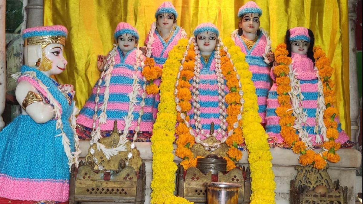 काशी के मंदिरों में भगवान को ठंड से बचाने के लिए पहनाए गए ऊनी वस्त्र