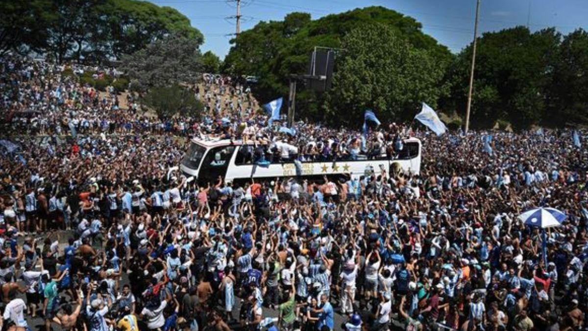 फीफा वर्ल्ड कप में जीत के बाद अर्जेंटीना में सड़कों पर जनसैलाब (फोटो- AFP)