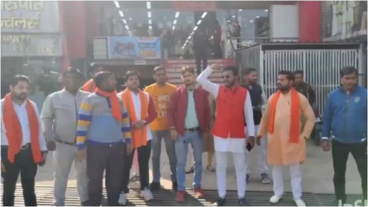 योगी यूथ ब्रिगेड सेना ने किया हंगामा.