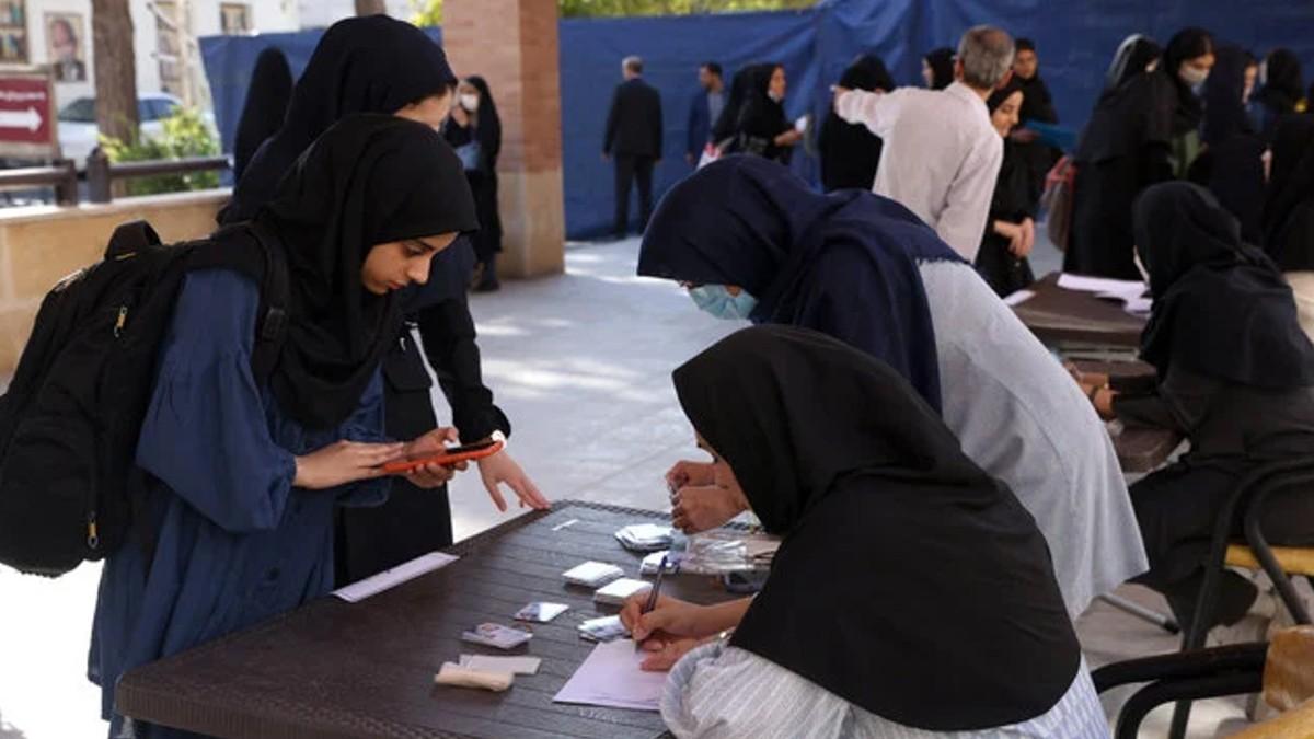 Iran: 1200 छात्रों को जानबूझकर जहरीला खाना देने के आरोप, सरकार के खिलाफ सड़कों पर उतरने वाले थे