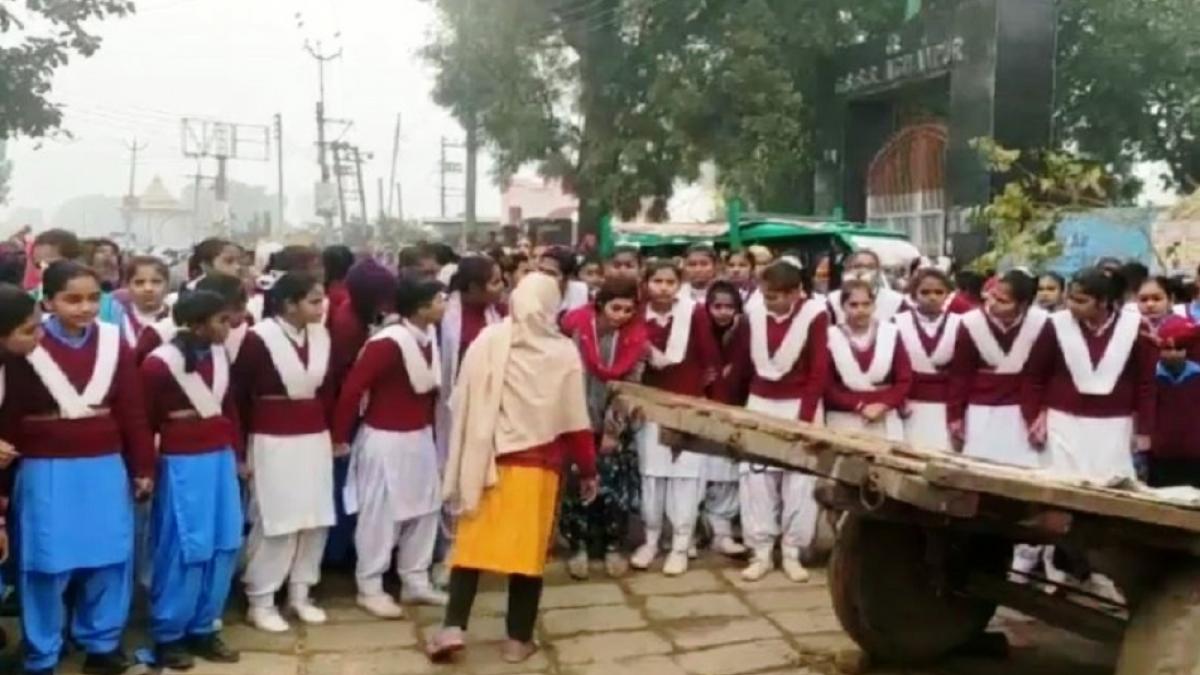 हरियाणा: युवकों के गंदे कमेंट से छात्राएं परेशान, स्कूल में जड़ा ताला और सड़क कर दिया जाम