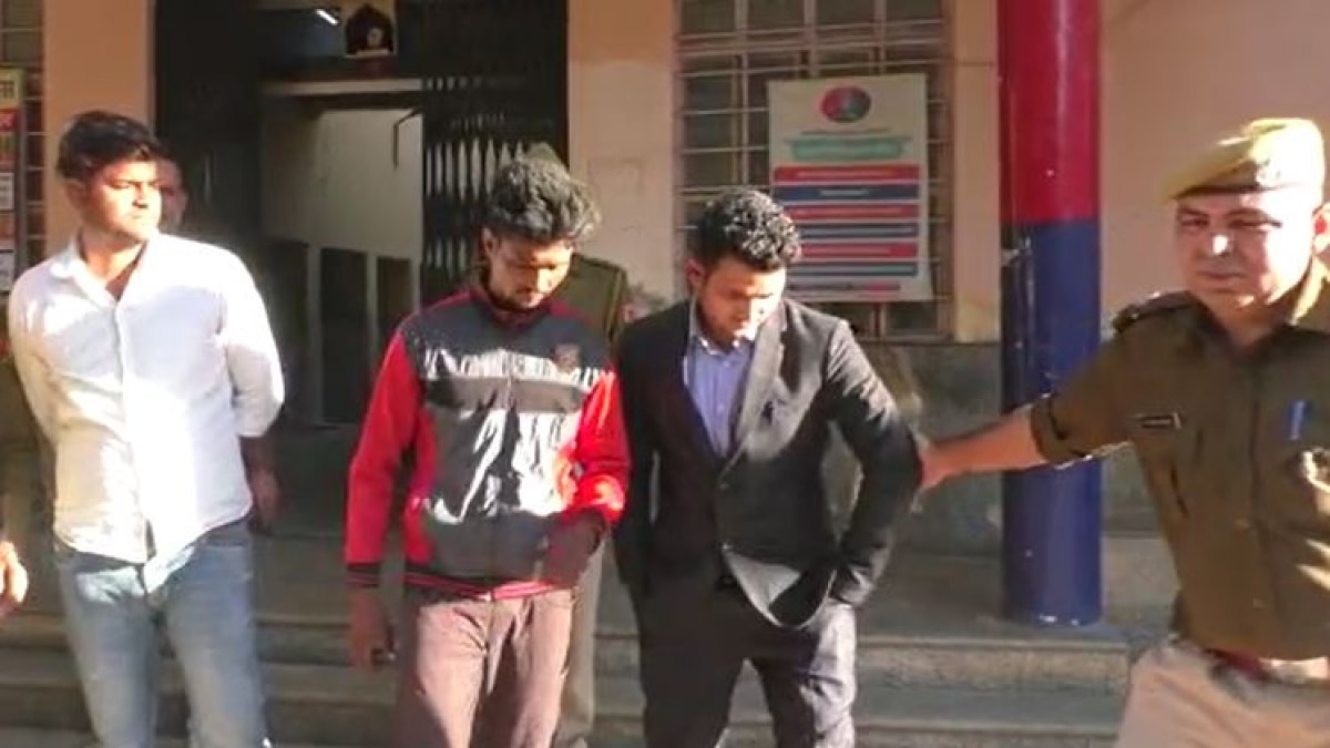 अपने तीन स्टाफ के साथ डॉक्टर पकड़ा गया