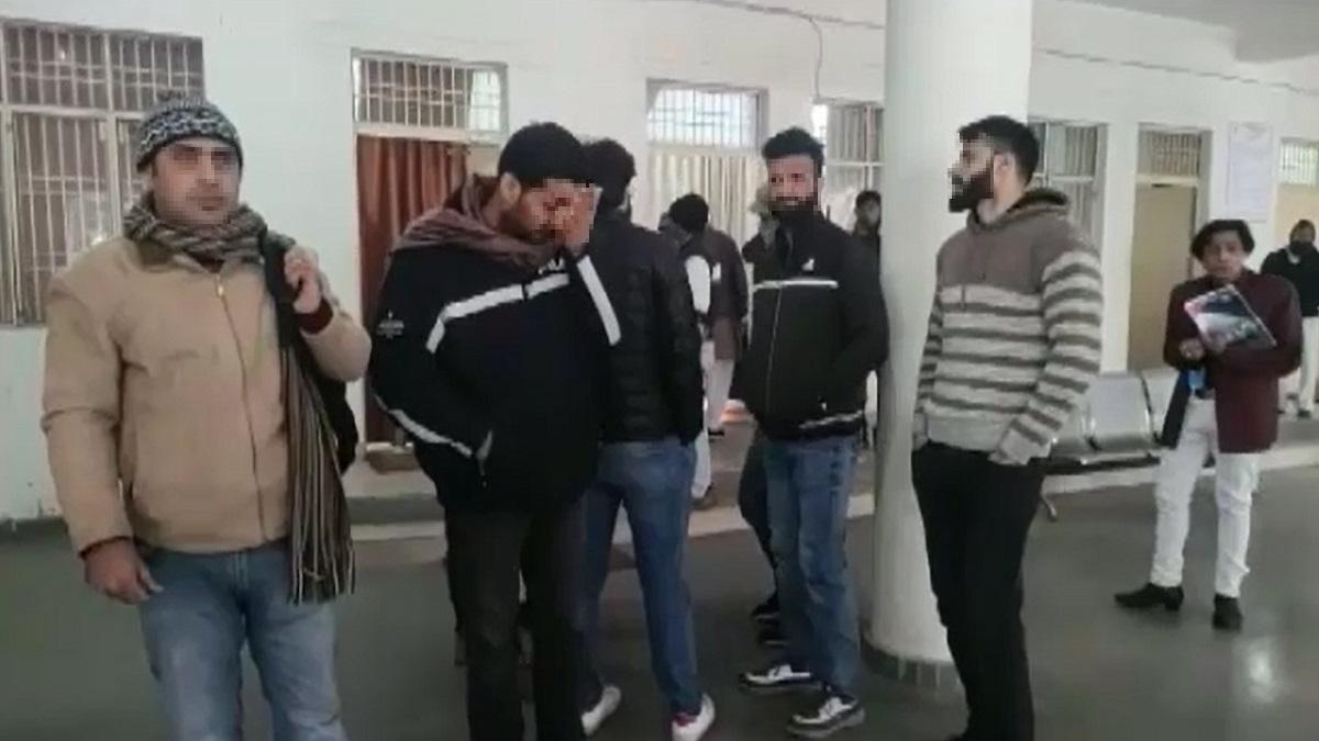 शिकायत करने पहुंचे कश्मीरी छात्र