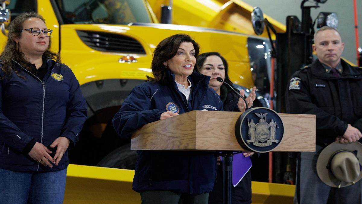 US में बर्फीले तूफान बने मुसीबत, न्यूयॉर्क की गवर्नर बोलीं- मदर नेचर ने हमपर बरपा दिए हैं सारे कहर