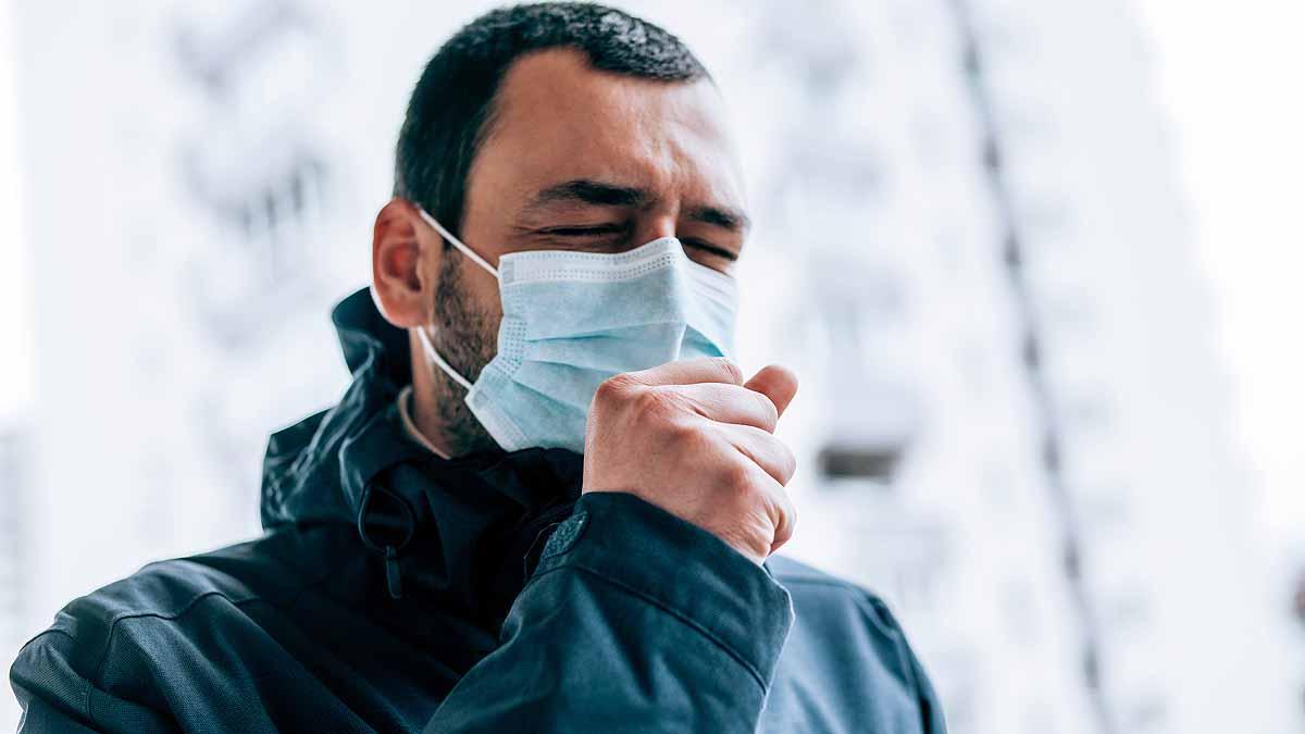 वायु प्रदूषण की वजह से लोगों में लगातार खांसी और फेफड़ों में संक्रमण की शिकायत रहती है. (प्रतीकात्मक फोटोः गेटी)