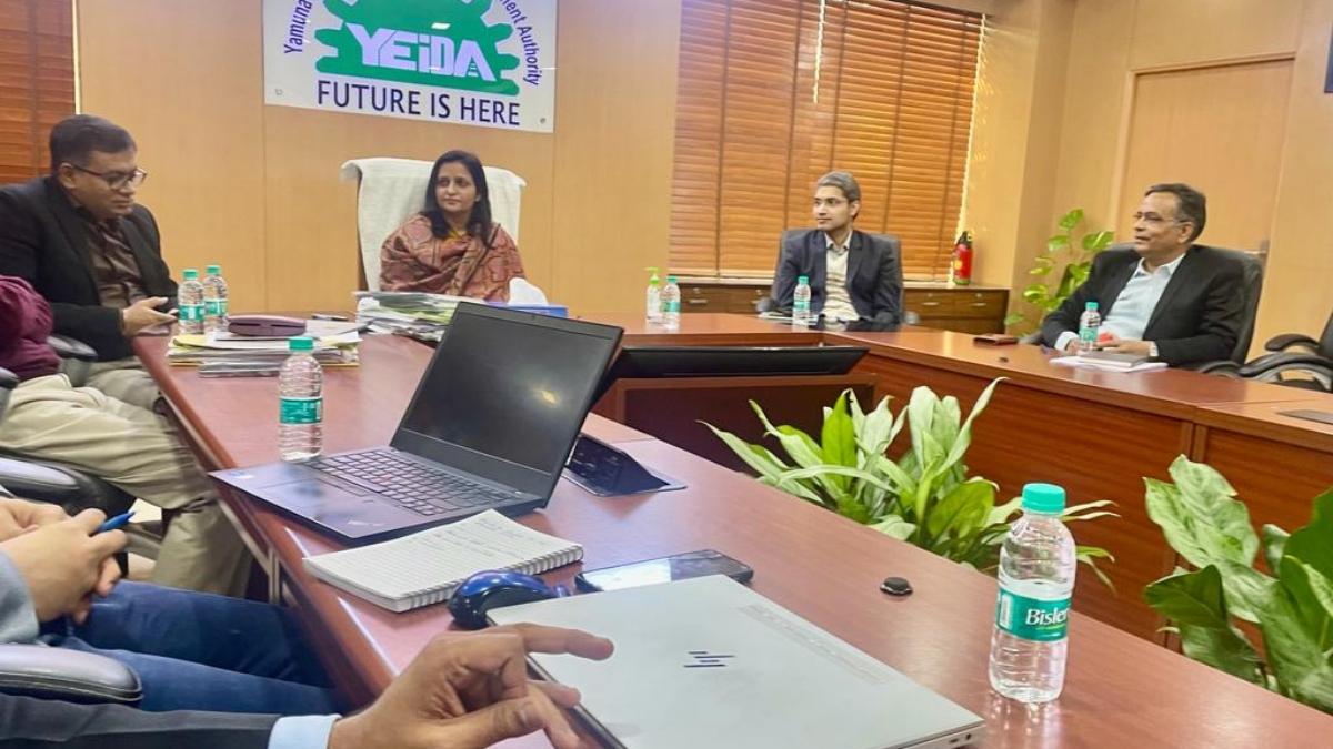 मीटींग करते अधिकारी 