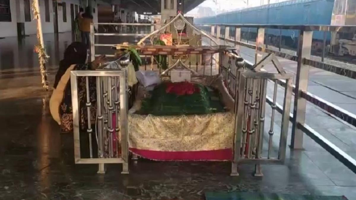 रेलवे स्टेशन से मजार हटाने को लेकर विवाद