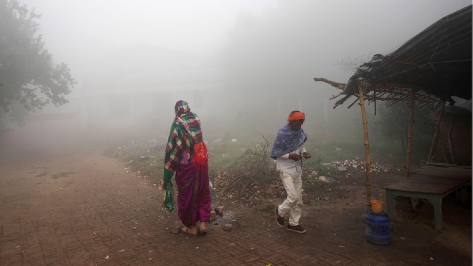 UP Weather: घना कोहरा और गलन जारी, जानें कैसा रहेगा अगले दो दिन का मौसम - uttar pradesh winter update fog chilly days imd mausam ka haal gorakhpur weather lbs - AajTak