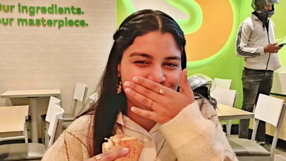 लड़की बोली- मेरे पीछे खड़े आदमी को तस्वीर से हटाओ! हुई वायरल