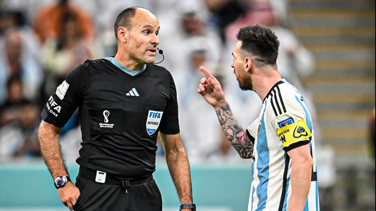 लियोनेल मेसी से हुई थी रेफरी की लड़ाई