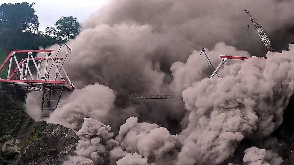 Indonesia's Mount Semeru: इंडोनेशिया का सबसे ऊंचा ज्वालामुखी फटा, गर्म गैसों ने ब्रिज तोड़ डाला... लावा की नदियां बहीं - indonesia mount semeru volcano erupts tstr - AajTak
