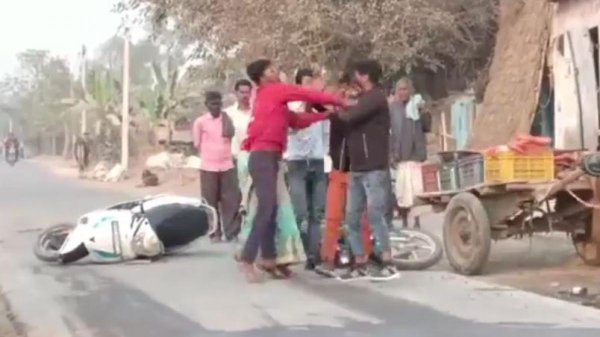 बीच सड़क पर युवक की हुई पिटाई