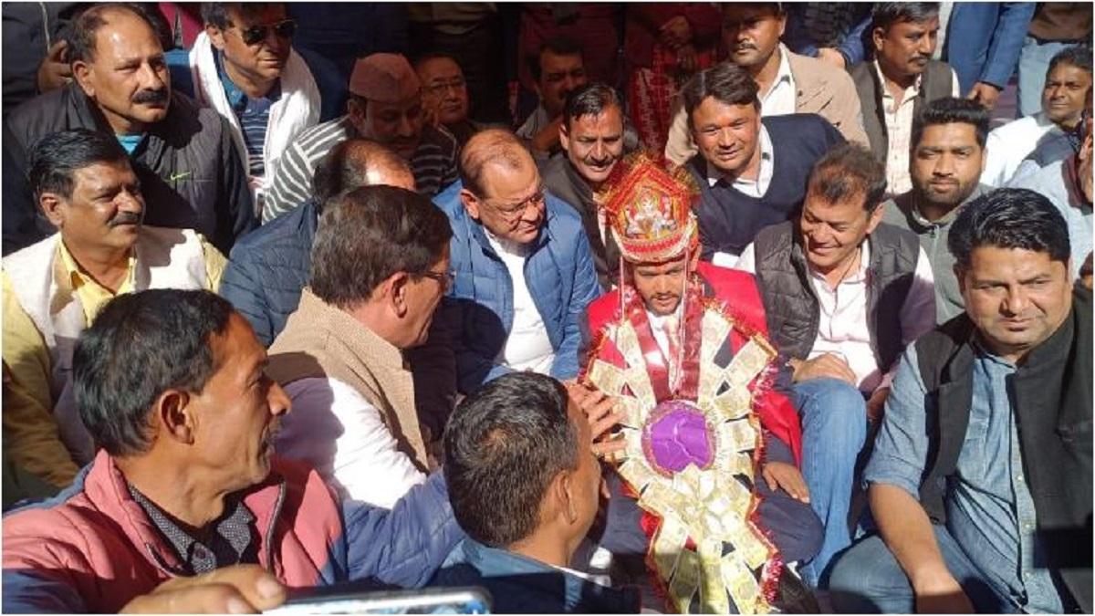 दुल्हन पक्ष के मनाने पर बारात हुई रवाना.