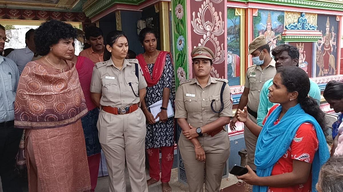 डीएम-एसपी ने दलितों को दिलाया मंदिर में प्रवेश