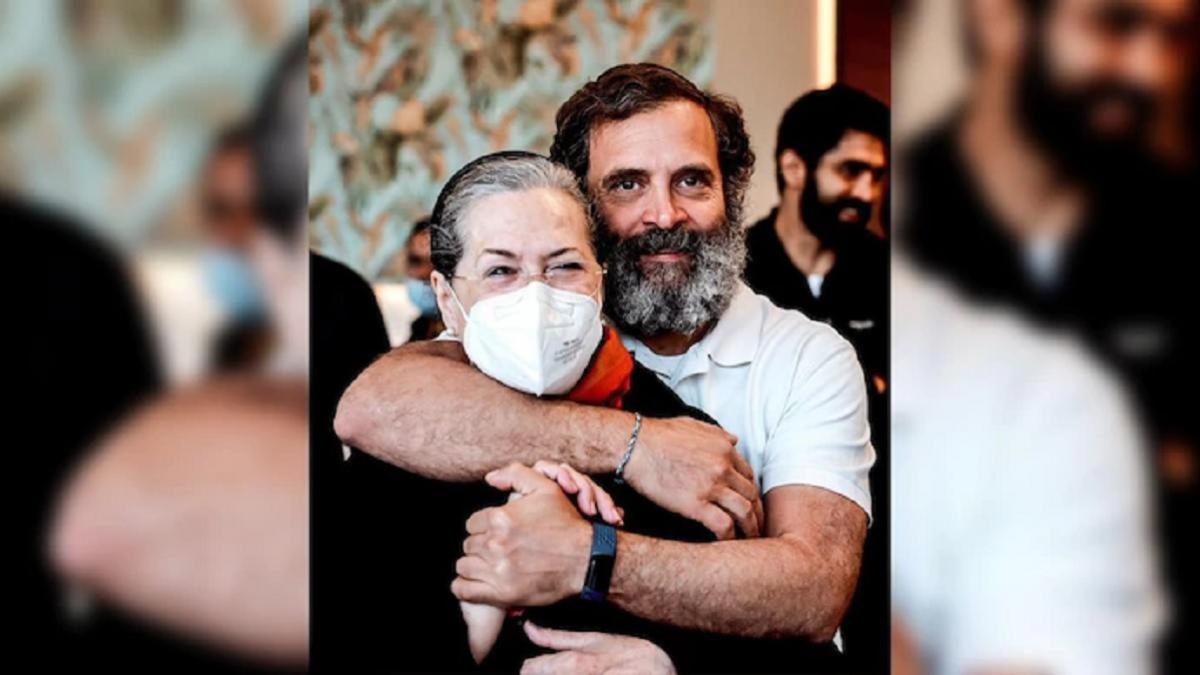 राहुल गांधी ने मां सोनिया गांधी के साथ शेयर की इमोशनल तस्वीर (फोटोः ट्विटर)